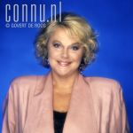 25-08-1989 Tineke de Nooij at studio in Amsterdam photo: Govert de Roos/Connu

[keywords]liggend, boek, glimlachend[/keywords]